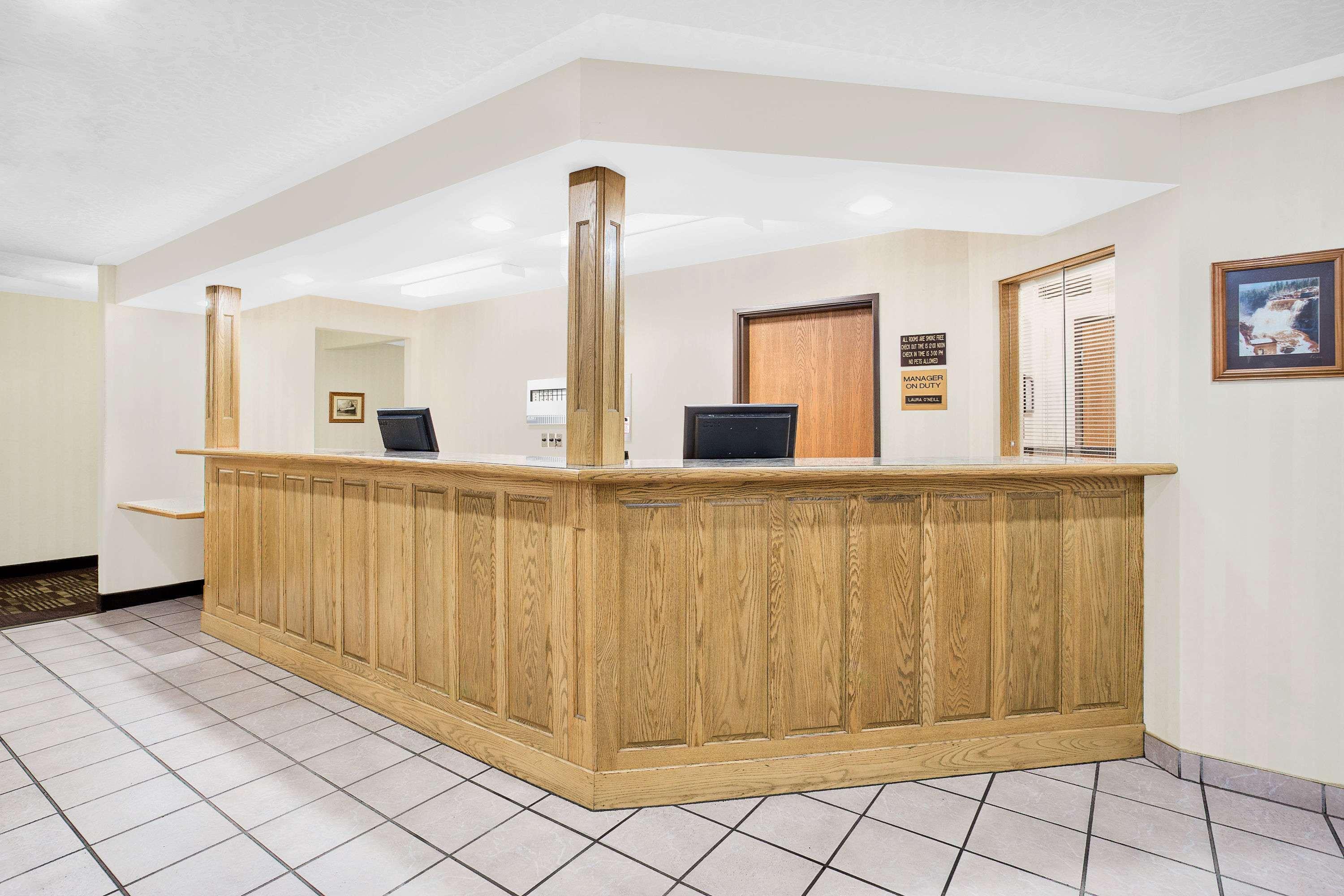 Ramada By Wyndham Hancock Waterfront Екстериор снимка