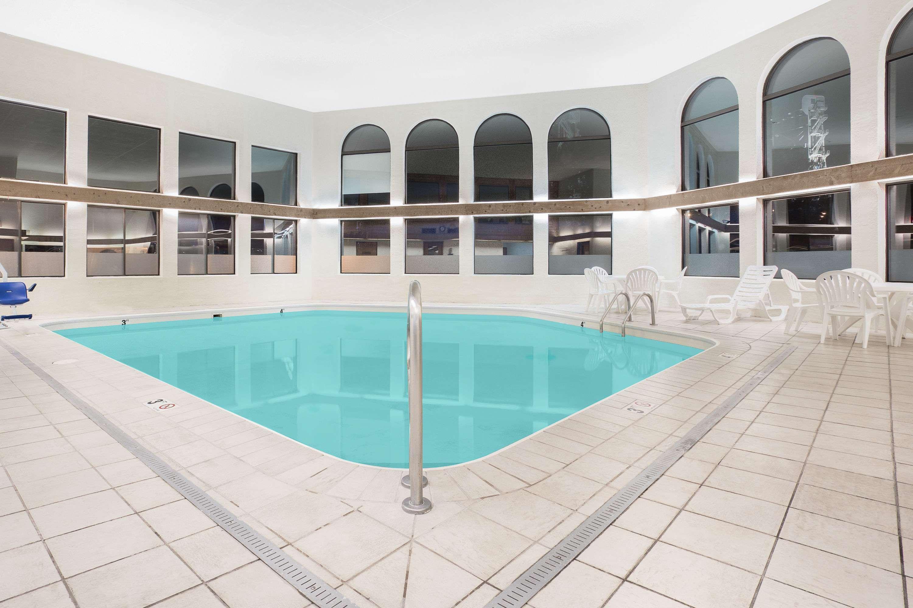 Ramada By Wyndham Hancock Waterfront Екстериор снимка