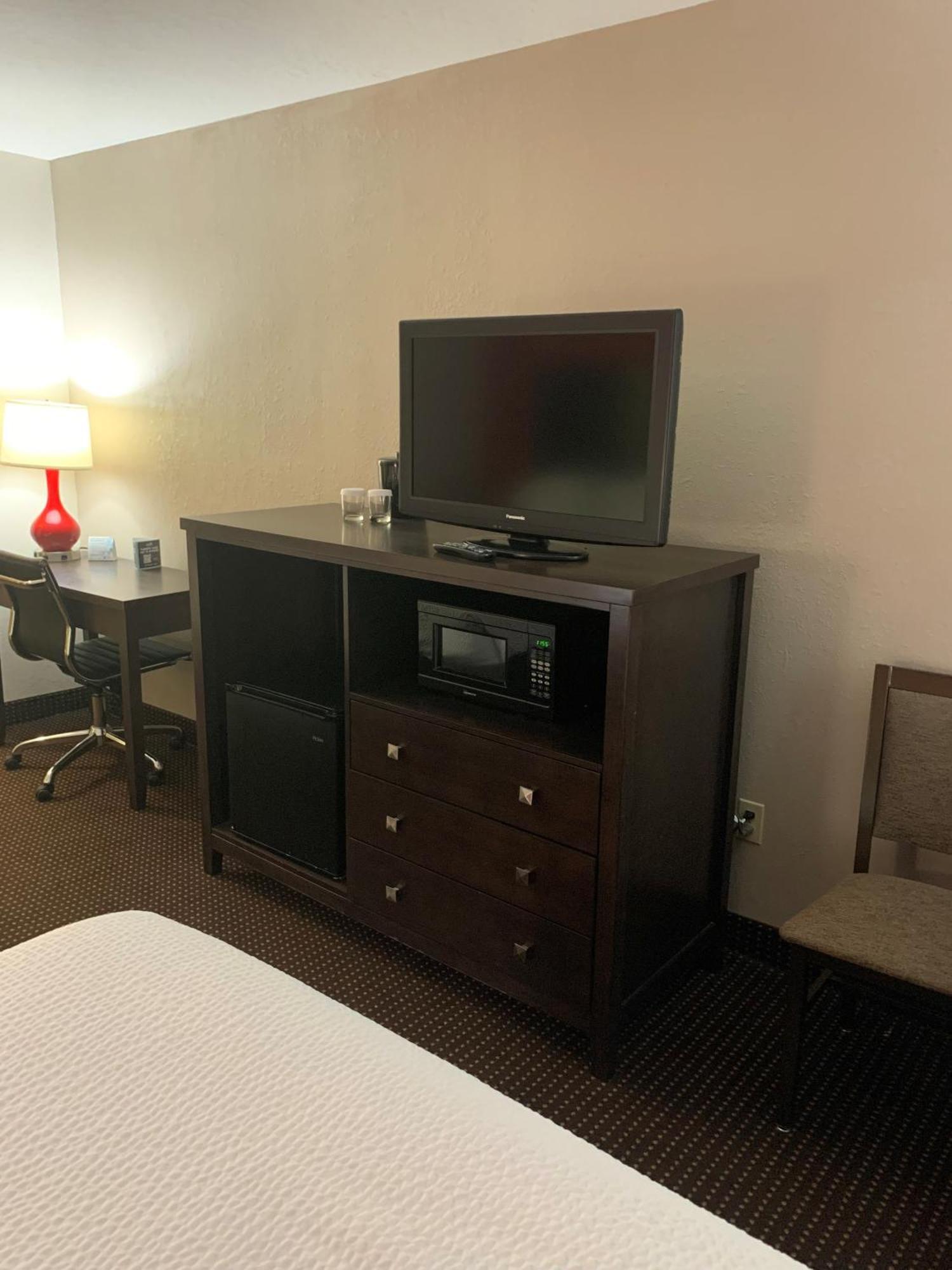 Ramada By Wyndham Hancock Waterfront Екстериор снимка