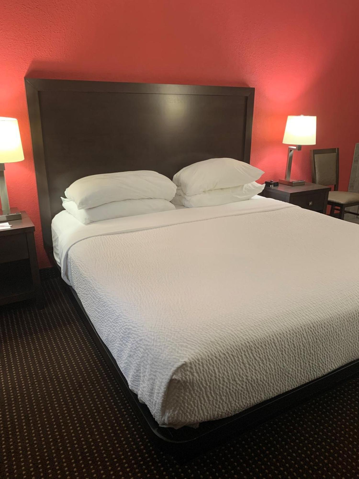 Ramada By Wyndham Hancock Waterfront Екстериор снимка